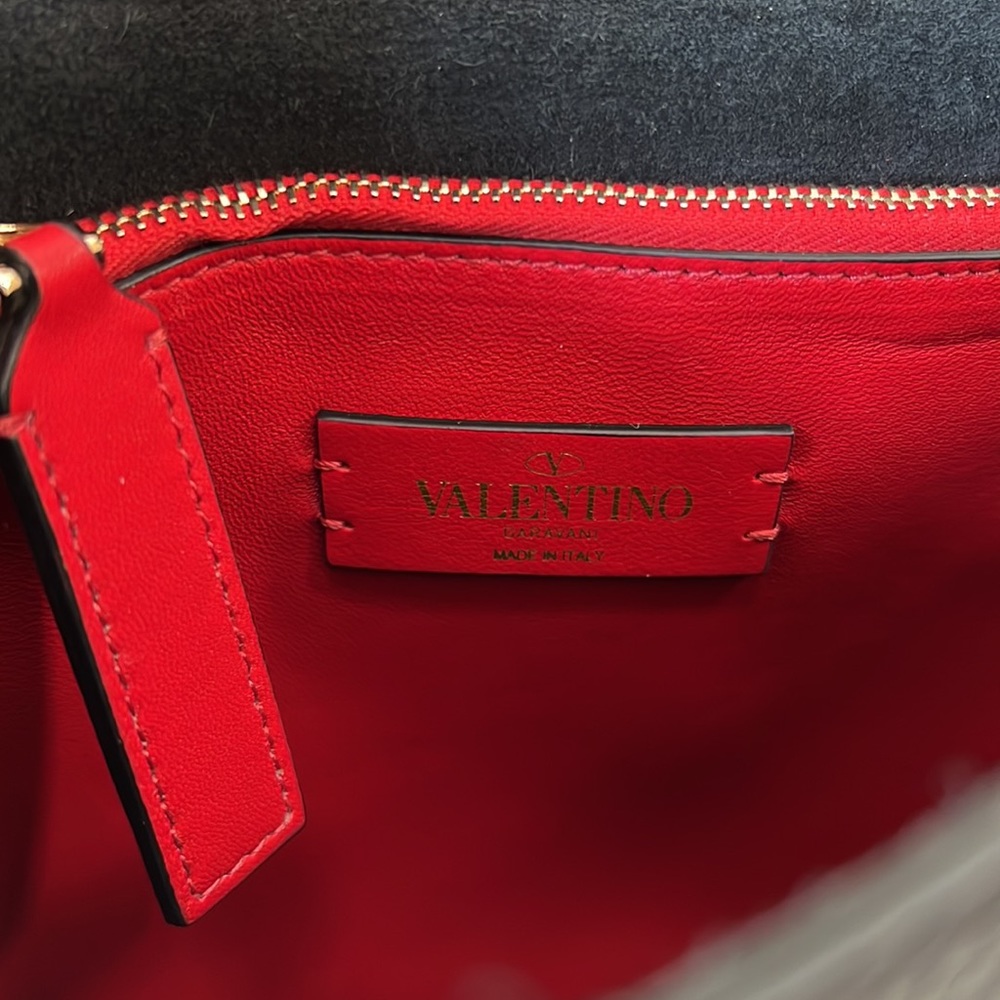 Valentino Garavani Rockstud Leather Shoulder Bag - Picture 4 of 10